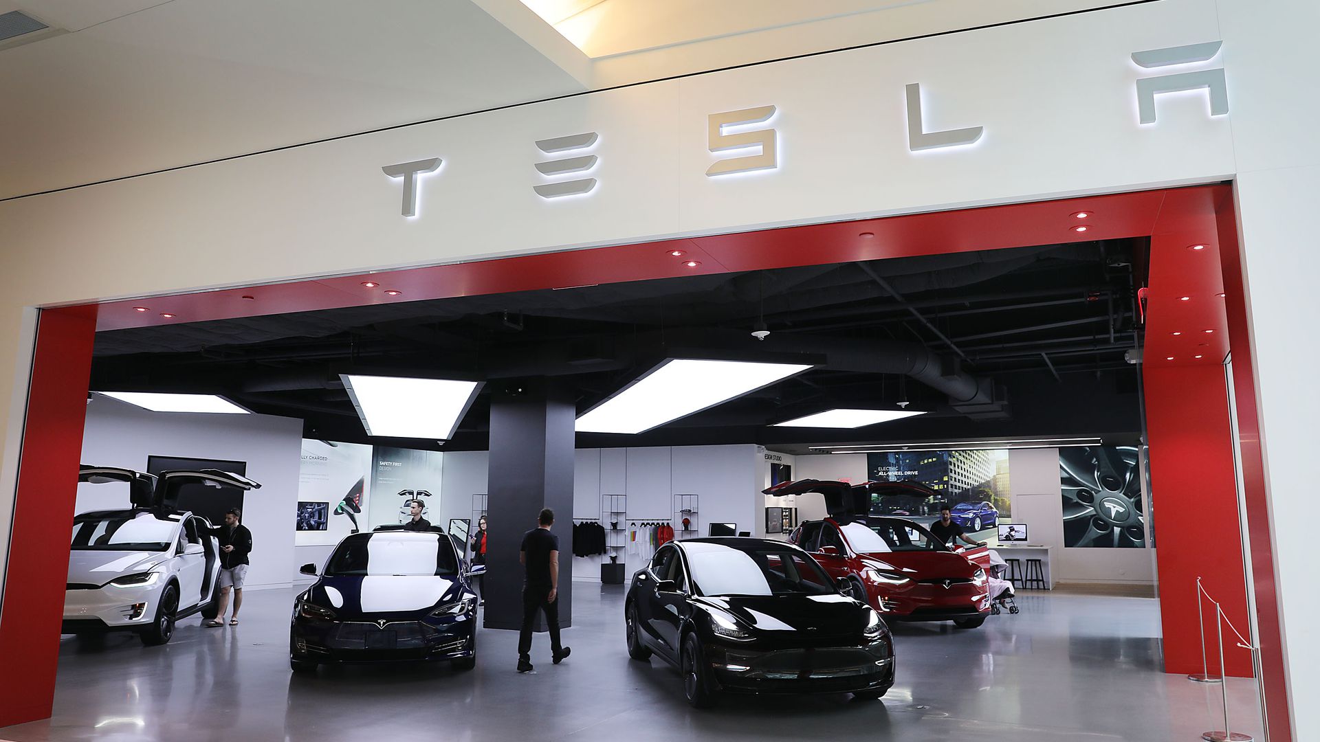 Tesla annonce que quatre de ses administrateurs quitteront bientôt l’entreprise