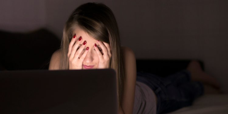 La loi britannique sur le revenge porn n'est pas appliquée correctement
