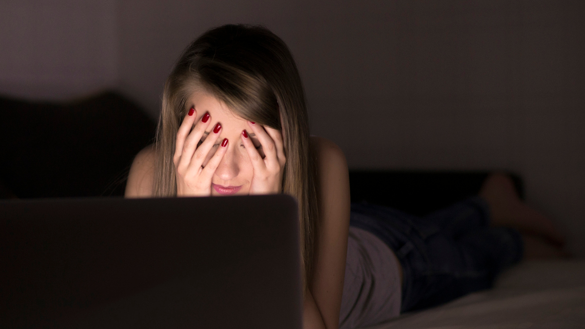 La loi britannique sur le revenge porn n’est pas appliquée correctement