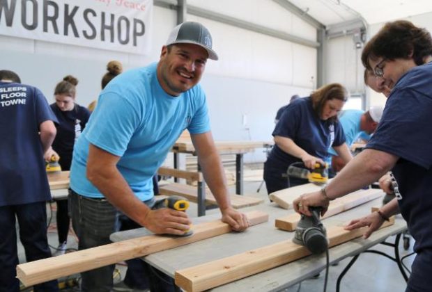 Un homme quitte son travail pour construire des lits pour les enfants dans le besoin et son œuvre de bienfaisance prend son envol
