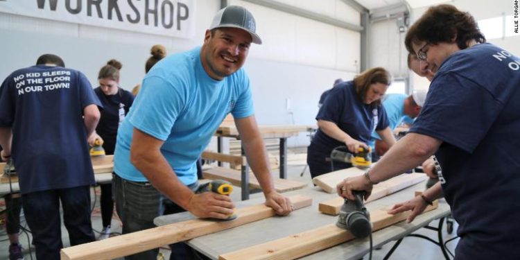 Un homme quitte son travail pour construire des lits pour les enfants dans le besoin et son œuvre de bienfaisance prend son envol