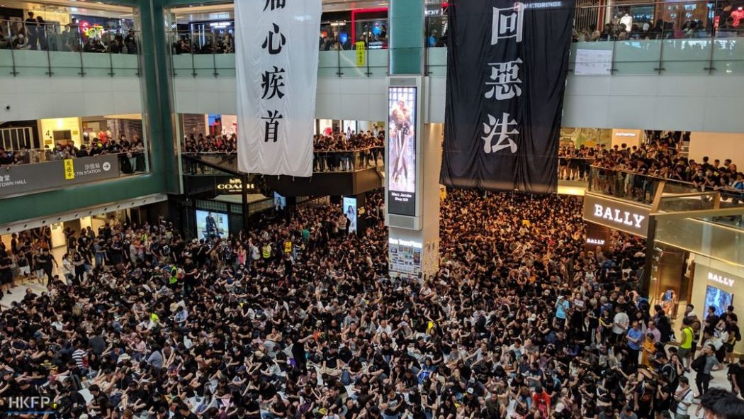 Les manifestations à Hong-Kong provoquent l’annulation de vols et le blocage de routes