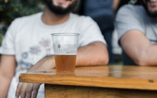 Un homme atteint d'un syndrome rare ne cessait d'être ivre sans consommer d'alcool. Il s'est avéré que son intestin brassait sa propre boisson.