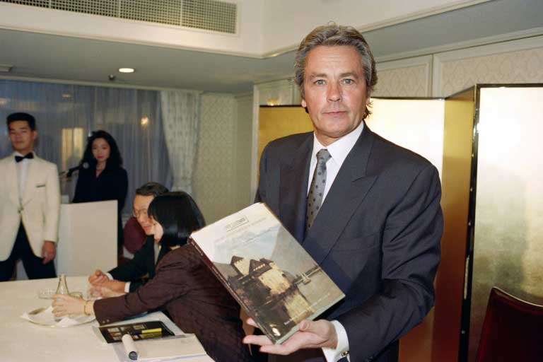 Le célèbre acteur français Alain Delon vend sa collection d’art